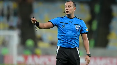 Árbitro de Fluminense x Once Caldas está no quadro da FIFA desde 2015 – Foto: Thiago Ribeiro/AGIF