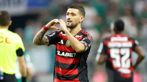 Arrascaeta marcou de pênalti na vitória contra o Palmeiras