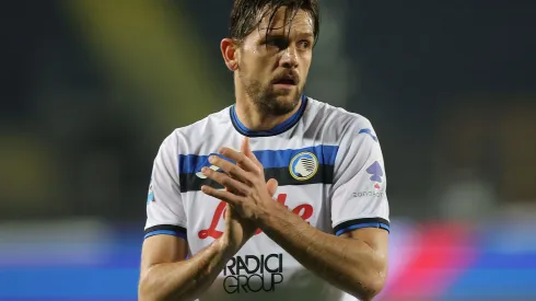 EMPOLI, ITALY – FEBRUARY 23: Rafael Toloi of Atalanta BC greets the fans after during the Serie A match between Empoli and Atalanta at Stadio Carlo Castellani on February 23, 2025 in Empoli, Italy. (Photo by Gabriele Maltinti/Getty Images)