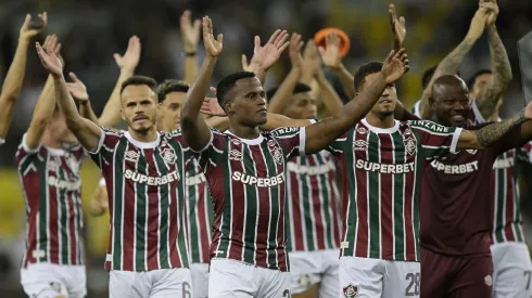 Jogadores do Fluminense aplaudindo os torcedores no Maracanã – Foto: Alexandre Loureiro/AGIF