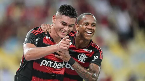 RJ – RIO DE JANEIRO – 30/01/2025 – CARIOCA 2025, FLAMENGO X SAMPAIO CORREA – Alcaraz jogador do Flamengo comemora seu gol com Wallace Yan jogador da sua equipe durante partida contra o Sampaio Correa no estadio Maracana pelo campeonato Carioca 2025. Foto: Thiago Ribeiro/AGIF