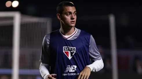 Lucca jogador do São Paulo durante aquecimento antes da partida contra o Grêmio no estádio Morumbi pelo campeonato Brasileiro A 2025.
