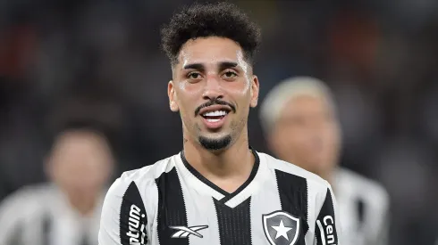 Kauê, volante do Botafogo. Foto: Thiago Ribeiro/AGIF