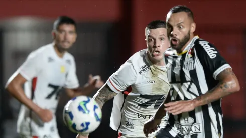 Renato Kayser jogador do Vitoria disputa lance com Guilherme jogador do Santos durante partida no estádio Barradão pelo campeonato Brasileiro A 2025. Foto: Jhony Pinho/AGIF