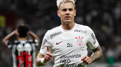 MG – BELO HORIZONTE – 08/07/2023 – BRASILEIRO A 2023, ATLETICO-MG X CORINTHIANS – Roger Guedes jogador do Corinthians comemora seu gol durante partida contra o Atletico-MG no estadio Mineirao pelo campeonato Brasileiro A 2023. Foto: Fernando Moreno/AGIF
