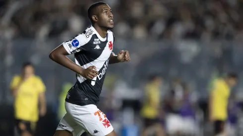 Especulado no Chelsea, Rayan é uma das principais peças ofensivas do Vasco – Foto: Jorge Rodrigues/AGIF