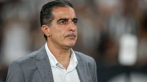 Renato Paiva deve escalar o Botafogo com algumas novidades – Foto: Thiago Ribeiro/AGIF