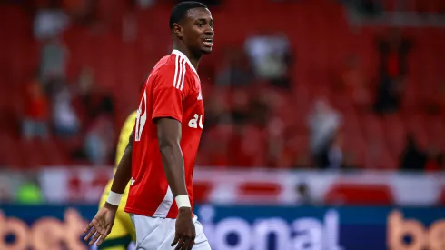 Ricardo Mathias em ação pelo Internacional no Brasileirão Betano – Foto: Maxi Franzoi/AGIF