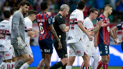 O árbitro Anderson Daronco faz consulta ao VAR (recurso de vídeo) durante partida entre Bahia e São Paulo no estádio Arena Fonte Nova pelo campeonato Brasileiro A 2025. Foto: Jhony Pinho/AGIF