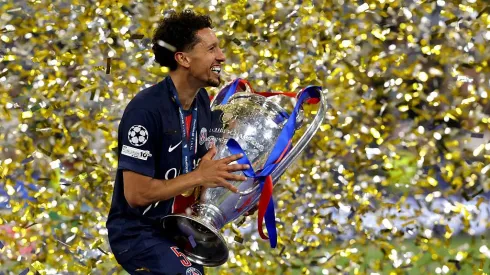 Marquinhos com o troféu na Champions League. Foto: Carl Recine/Getty Images.