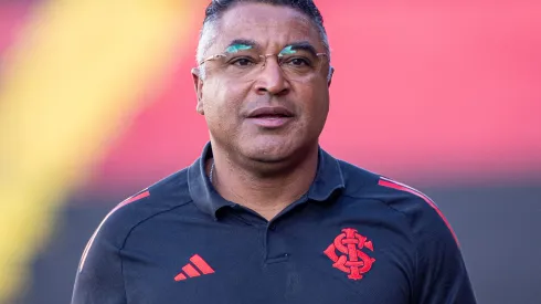 Roger Machado técnico do Internacional durante partida contra o Sport no estádio Ilha do Retiro pelo campeonato Brasileiro A 2025. Foto: Rafael Vieira/AGIF