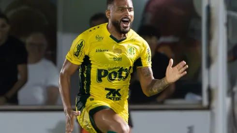 REINALDO jogador do Mirassol comemora seu gol durante partida contra o Atlético-MG no estádio Jose Maria de Campos Maia pelo campeonato Brasileiro A 2025. Foto: Joisel Amaral/AGIF