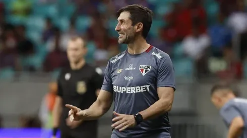 Auxiliar Maxi Cuberas no comando do São Paulo. Foto: Rubens Chiri/São Paulo FC
