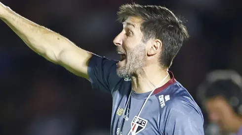 Maxi Cuberas técnico do São Paulo durante partida contra o Botafogo-SP no estádio Santa Cruz pelo campeonato Paulista 2025.