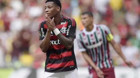 RJ – RIO DE JANEIRO – 16/03/2025 – CARIOCA 2025, FLAMENGO X FLUMINENSE – Plata jogador do Flamengo disputa lance com Fabio jogador do Fluminense durante partida no estadio Maracana pelo campeonato Carioca 2025. Foto: Alexandre Loureiro/AGIF