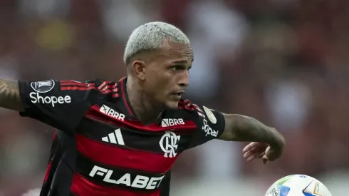 RJ – RIO DE JANEIRO – 28/05/2025 – COPA LIBERTADORES 2025, FLAMENGO X DEPORTIVO TACHIRA – Wesley jogador do Flamengo durante partida contra o Deportivo Tachira no estadio Maracana pelo campeonato Copa Libertadores 2025.