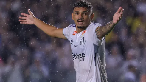 Tiquinho Soares vai ficar no Santos.