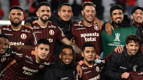 Elenco do Universitario comemorando a classificação na Libertadores – Foto: Reprodução/Universitario