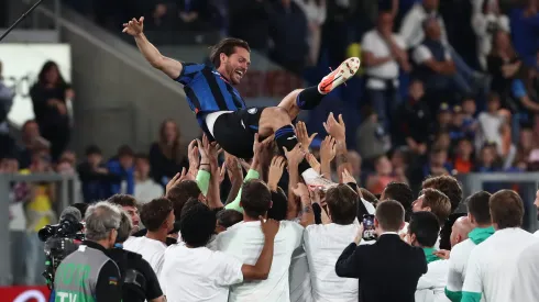 BERGAMO, ITALY – MAY 25: Rafael Toloi of Atalanta is lifted in the air by teammates after his final appearance for the club following the Serie A match between Atalanta and Parma at Gewiss Stadium on May 25, 2025 in Bergamo, Italy. (Photo by Marco Luzzani/Getty Images)