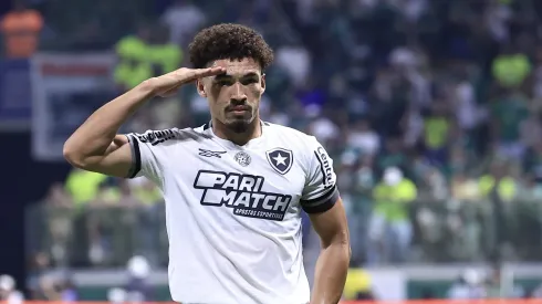 Zagueiro comemora gol diante do Palmeiras