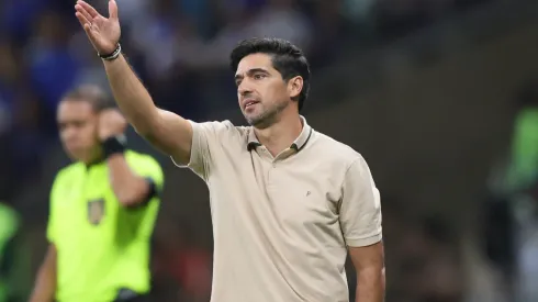 Abel Ferreira técnico do Palmeiras durante partida contra o Cruzeiro no estádio Mineirão pelo campeonato Brasileiro A 2025. Foto: Gilson Lobo/AGIF