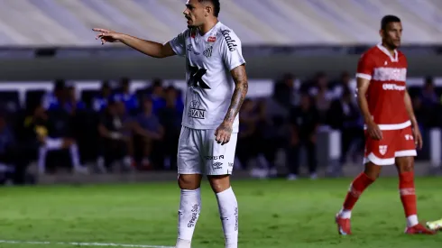 SP – SANTOS – 01/05/2025 – COPA DO BRASIL 2025, SANTOS X CRB – Tiquinho Soares jogador do Santos durante partida contra o CRB no estadio Vila Belmiro pelo campeonato Copa Do Brasil 2025. Foto: Marcello Zambrana/AGIF