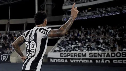 Igor Jesus jogador do Botafogo comemora seu gol durante partida contra o Universidad de Chile no estádio Engenhão pelo campeonato Copa Libertadores 2025. Foto: Alexandre Loureiro/AGIF