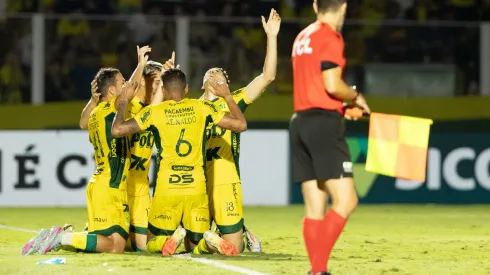  Jogadores do Mirassol comemoram vitória ao final da partida contra o Corinthians no estádio Jose Maria de Campos Maia pelo campeonato Brasileiro A 2025. Foto: Joisel Amaral/AGIF
