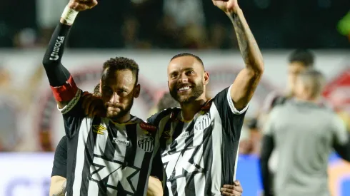 Neymar e Guilherme jogadores do Santos comemoram vitória ao final da partida contra o Vitoria no estádio Barradão pelo campeonato Brasileiro A 2025. Foto: Jhony Pinho/AGIF