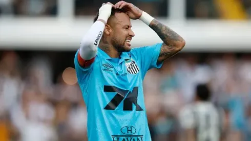 Neymar durante partida entre Santos e Botafogo, na Vila Belmiro, pelo Brasileirão. Foto: Miguel Schincariol