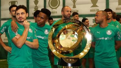 Jogadores do Palmeiras com o troféu do Super Mundial. Foto: Cesar Greco/Palmeiras.