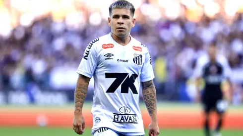 Soteldo está se despedindo do Santos para fechar com o Fluminense – Foto: Marcello Zambrana/AGIF