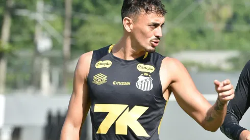 SP – SANTOS – 07/05/2025 – SANTOS, TREINO – Diego Pituca jogador do Santos durante treino no Centro de Treinamento CT Rei Pele. Foto: JOTA ERRE/AGIF