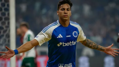 Kaio Jorge, jogador do Cruzeiro comemora seu gol durante partida contra o Palmeiras no estadio Mineirao pelo campeonato Brasileiro A 2025. Foto: Fernando Moreno/AGIF