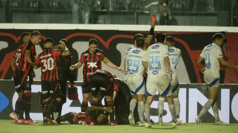 Eduardo foi expulso após entrada dura em Jamerson – Foto: Jhony Pinho/AGIF.