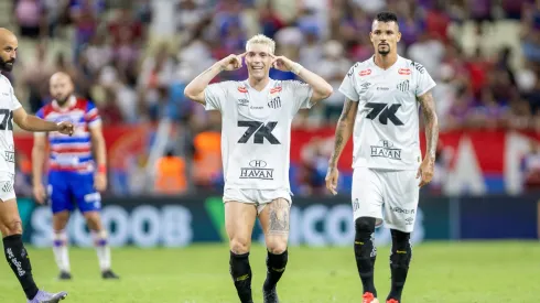 CE – FORTALEZA – 12/06/2025 – BRASILEIRO A 2025, FORTALEZA X SANTOS – [Rolheiser] jogador do Santos comemora seu gol durante partida contra o Fortaleza no estadio Arena Castelao pelo campeonato Brasileiro A 2025. Foto: Baggio Rodrigues/AGIF
