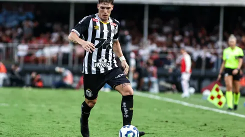 SP – SAO PAULO – 20/04/2025 – BRASILEIRO A 2025, SAO PAULO X SANTOS – Rollheiser jogador do Santos durante partida contra o Sao Paulo no estadio Morumbi pelo campeonato Brasileiro A 2025. Foto: Fabio Giannelli/AGIF