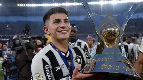 RJ – RIO DE JANEIRO – 08/12/2024 – BRASILEIRO A 2024, BOTAFOGO X SAO PAULO – Almada jogador do Botafogo levanta a taca de campeao durante cerimonia de premiacao ao final da partida contra o Sao Paulo no estadio Engenhao pela decisao do campeonato Brasileiro A 2024. Foto: Thiago Ribeiro/AGIF