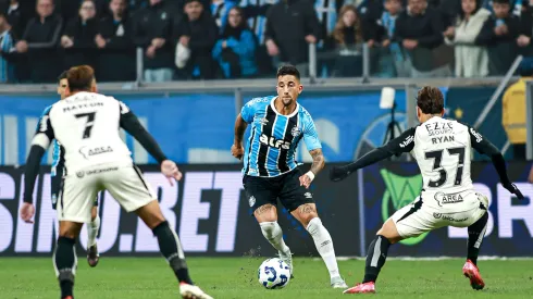Cristian Olivera viaja 800 km de carro e joga pelo Grêmio após convocação pela seleção uruguaia. Foto: Maxi Franzoi/AGIF