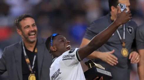Luiz Henrique comemorando o título com o então treinador Artur Jorge (Photo by Buda Mendes/Getty Images)