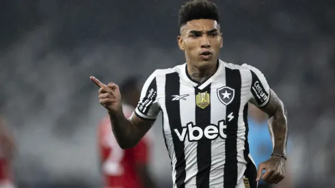 Igor Jesus em ação pelo Botafogo – Foto: Jorge Rodrigues/AGIF