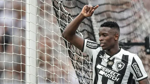 Luiz Henrique destaca Marlon Freitas como referência no vestiário do Botafogo. Foto: Thiago Ribeiro/AGIF