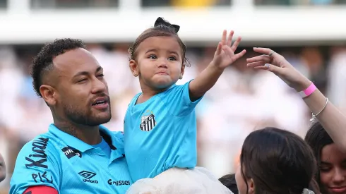 SP – SANTOS – 01/06/2025 – BRASILEIRO A 2025, SANTOS X BOTAFOGO – Neymar jogador do Santos durante aquecimento antes da partida contra o Botafogo no estadio Vila Belmiro pelo campeonato Brasileiro A 2025. Foto: Mauricio De Souza/AGIF