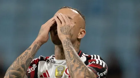 RS – PORTO ALEGRE – 13/04/2025 – BRASILEIRO A 2025, GREMIO X FLAMENGO – Everton Cebolinha jogador do Flamengo lamenta durante partida contra o Gremio no estadio Arena do Gremio pelo campeonato Brasileiro A 2025.