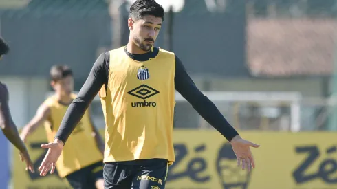 SP – SANTOS – 15/05/2025 – SANTOS, TREINO – Joao Basso jogador do Santos durante treino no Centro de Treinamento CT Rei Pele. Foto: Jota Erre/AGIF