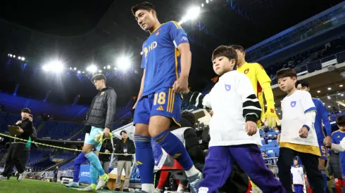 ULSAN, SOUTH KOREA – NOVEMBER 26: Captain Joo Minkyu of Ulsan HD leads the team entering the pitch prior to the AFC Champions League Elite East Region match between Ulsan HD and Shanghai Port at Ulsan Munsu Football Stadium on November 26, 2024 in Ulsan, South Korea. (Photo by Chung Sung-Jun/Getty Images)