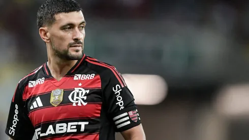 Arrascaeta e Luiz Araújo vivem melhor fase juntos e lideram Flamengo em 2025. Foto: Thiago Ribeiro/AGIF