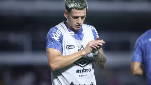 SP – SANTOS – 22/01/2025 – PAULISTA 2025, SANTOS X PALMEIRAS – Leo Godoy jogador do Santos durante aquecimento antes da partida contra o Palmeiras no estadio Vila Belmiro pelo campeonato Paulista 2025. Foto: Reinaldo Campos/AGIF