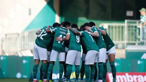 SAO PAULO, BRAZIL – MAY 25: Palmeiras team players huddle before a match between Palmeiras and Flamengo as part of Brasileirao 2025 at Allianz Parque on May 25, 2025 in Sao Paulo, Brazil. (Photo by Miguel Schincariol/Getty Images)
