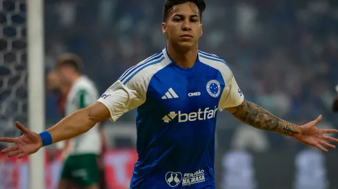 MG – BELO HORIZONTE – 01/06/2025 – BRASILEIRO A 2025, CRUZEIRO X PALMEIRAS -Kaio Jorge jogador do Cruzeiro comemora seu gol durante partida contra o Palmeiras no estadio Mineirao pelo campeonato Brasileiro A 2025. Foto: Fernando Moreno/AGIF